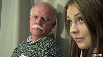 play L'amante baffuto e più vecchio scopa duramente una bella donna
