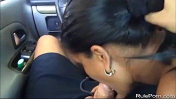 play La prima volta che fa sesso con una donna bruna al volante