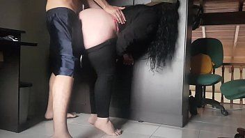 play Brunetka mamuśka przeniknęła jej dom przez współpracownika
