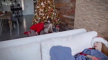 play Sexe rapidement avec un homme baise ses nièces à côté de l'arbre