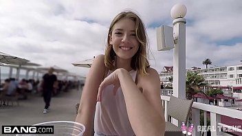 play L'adolescente conquistata in pubblico fa sesso in video chat per soldi