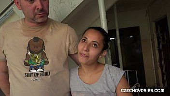 play El inquilino de pechos pequeños tiene sexo oral con el dueño