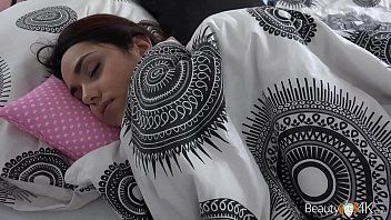 play Para sexo oral ela acorda e está disposta a fazer o que você quiser