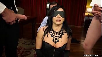 play Les yeux bandés et habillés en redtube