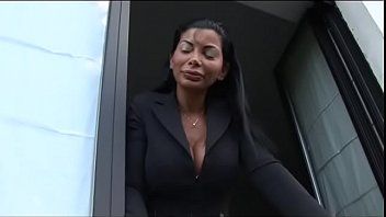 play De moeder neukt haar neefje omdat ze er goed uitziet en het verlangen heeft om te neuken