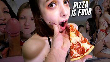 play Großartiger Sex mit zwei Babes aus der Piterie, die von einem Kunden gefickt werden
