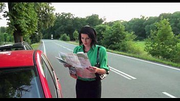 play Neuk een goede seksprostituee aan de kant van het asfalt bij de auto