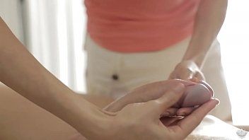 play Sie hat einen Blowjob mit einem Orgasmus in der Kehle der Brünetten, der alles schluckt