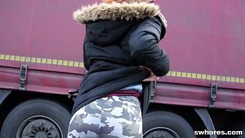 play Punkerita roscata filmata cum o linge in public