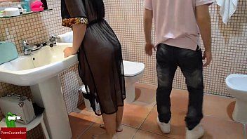 play Le jeune homme chaud surprend sa mère sous la douche et lui donne des langues dans la chatte