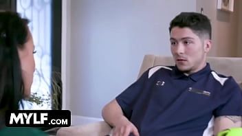 play Il se masturbe pendant qu'elle dort