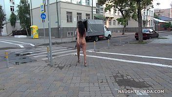 play Cammina nuda in pubblico ed è attratta da uno sconosciuto con un pene allungato