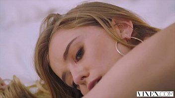 play Blondes Model kombiniert mit einem Gigolo mit großem Penis