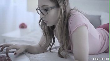 play Cand are penisul in pizdulice ei ii baga si doua degete in gat