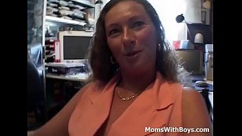 play Diese blonde MILF zieht sich aus und lutscht seinen Penis