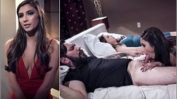 play Questa puttana con grandi seni indossa molte perline intorno al collo e vuole essere tirata sul pene