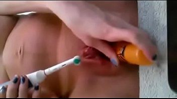 Una ragazza incinta con i fiocchi si masturba da sola