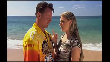 play Ele caminha até o complexo e conhece essa linda loira que também é pequena em estatura