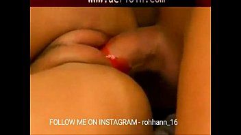 play Una adolescente filmada desflorando con un joven amateur