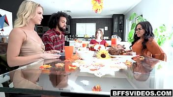 play Drie prachtige magere zwarte vrouwen met zeer goede penissen doen samen een gek xxx-spel