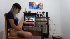Latina-Freundin beim Masturbieren beim Porno, verzweifeltem Blowjob und Analsex erwischt