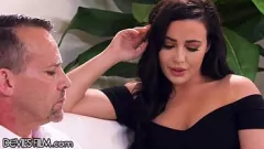 play Cuckold-Ehemann sieht zu, wie sein bester Freund die feuchte Muschi seiner Frau hämmert