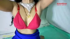 Hete Indiase Bhabi in blauwe Saree wordt hard geneukt