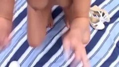 play Cycata laska wykonuje intensywną pracę z cyckami swoimi naturalnymi dużymi cyckami