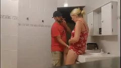 play El marido cornudo atrapa el encuentro de la barbacoa de la esposa de la esposa engañosa