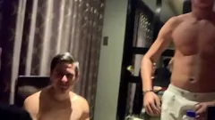 play Hetero Playtime ”: băieți drepți care se distrează cu necunoscuți, Victor Drill și Sabednego Bravo