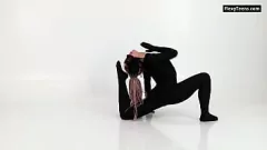play La gimnasta vestida de látex, Lola Kauchuk, muestra flexibilidad y culo más caliente