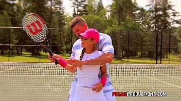 play Atleta teniendo sexo en la cancha de tenis con una tenista sexy