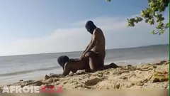 play Openbare seks op het strand - Buitenneuken met naakt tienertwerk