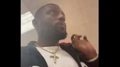 play Pena masivă de abanos a lui Keefe primește o handjob solo în public, jucând peste penisul lui mare