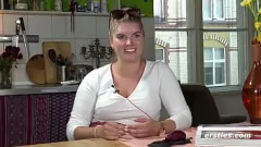 play Blond amatorka Natascha pieści swoją mokrą cipkę podczas intymnej sesji solowej