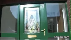 play MILF englezoaică înșelătoare Sonia își etalează sânii uriași în timp ce este futută într-o sesiune de fetiș sălbatic