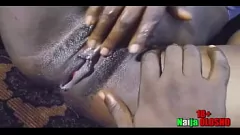 play Sensual adolescente de ébano te invita a verla metiéndose los dedos en su coño mojado en una exótica sesión de masturbación