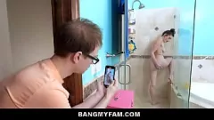 play Lilly Hall übernimmt die Führung in einem heißen Tabu-Dreier mit Mia Taylor und ihrem geilen Stiefbruder