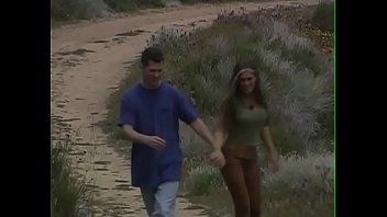 play Brunette aux seins ronds baisée à la campagne et libérée dans la gorge